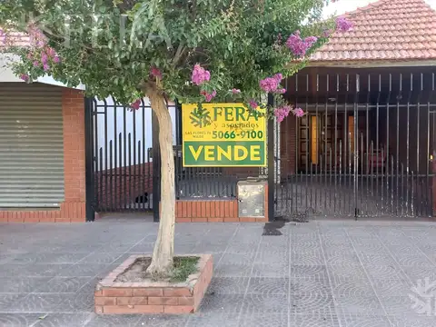 Venta de Chalet 3 ambientes en  Wilde con jardin, pileta y local