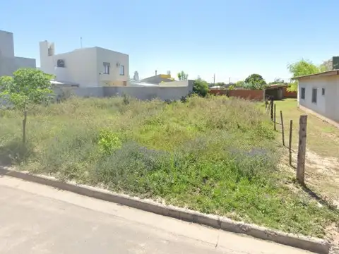Terreno con todos los servicios (8,60 x 27). Basualdo y Varela