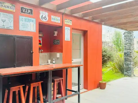 Casa en Alquiler con 2 cocheras