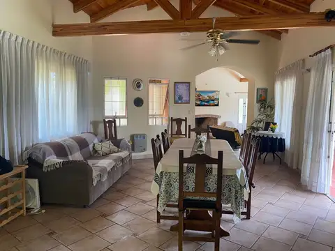 Casa 4 ambientes con 2 baños