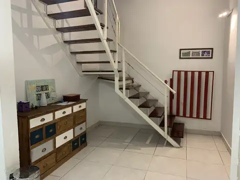 PH tipo casa en venta en Villa del Parque. Tres plantas. Terraza propia. Quincho.