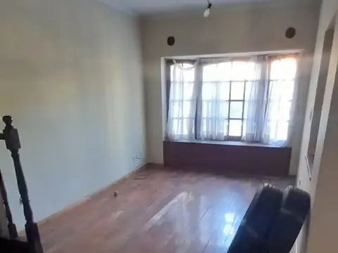 Gran Casa de 6 amb sobre Lote Propio, Cochera 3 autos, Jardín libre, 2 plantas a Reciclar!