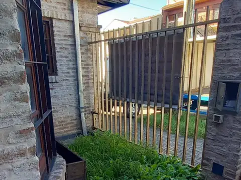 Gran Casa de 6 amb sobre Lote Propio, Cochera 3 autos, Jardín libre, 2 plantas a Reciclar!