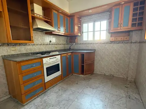 Departamento de 3 Ambiente en Edificio al  Contra Frente con Balcon, Lavadero y Cochera Cubierta Movil
