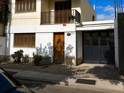 Venta casa con Gran Salón a metros de Costanera
