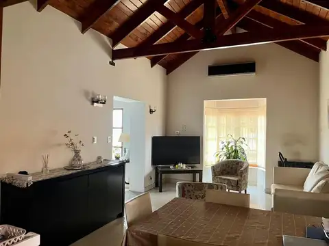 Casa 5 ambientes con 4 baños