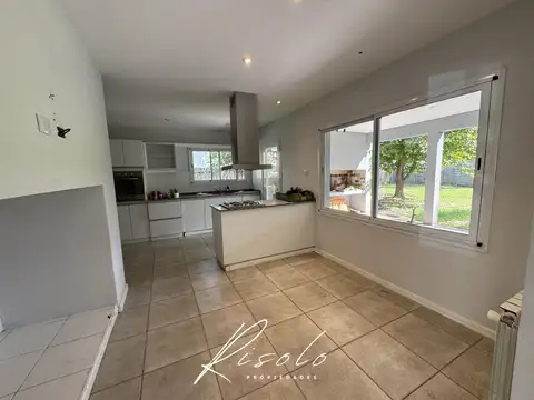 Casa 5 ambientes con 3 baños