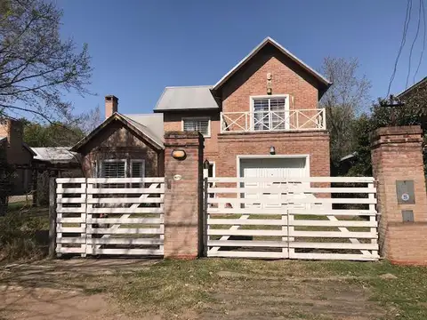 Casa en  Aldea -  3 Dormitorios - Pileta