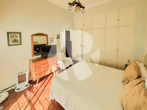 CASA EN VENTA 5 AMBIENTES CON COCHERA, TERRAZA Y QUINCHO