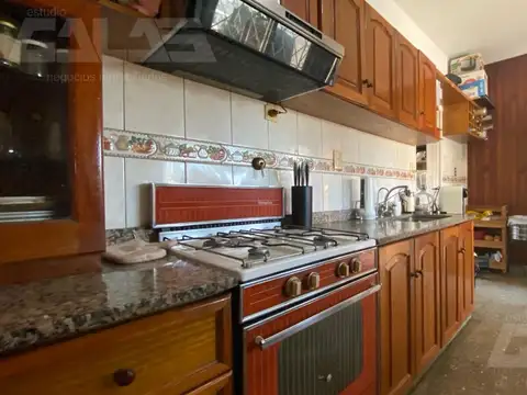 Casa 3 amb - 2 Locales - Patio - Balcón - Terraza - Garaje Cubierto - Quincho - Castelar -