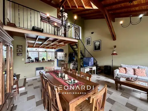 Casa en Venta con 2 cocheras