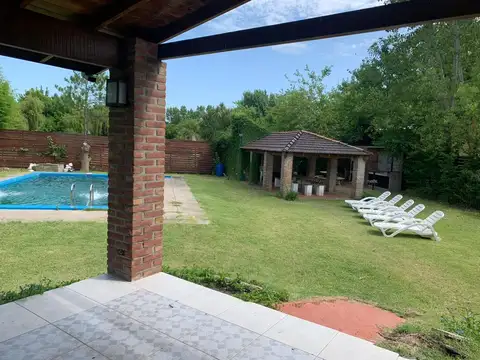 Casa 4 ambientes con 2 baños