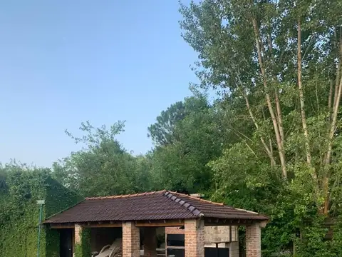 Casa en Alquiler con 4 cocheras