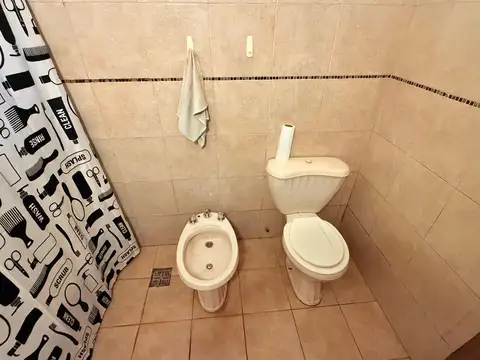 SE VENDE CASA 1 DORMITORIO CON TODOS LOS SERVICIOS