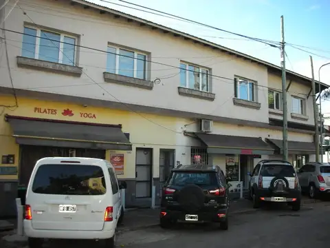3 OFICINAS + 4 LOCALES EN ESQUINA SOBRE AVENIDA