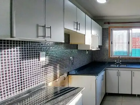 VENTA CASA MORENO 3 AMB + JARDIN+COCHERA