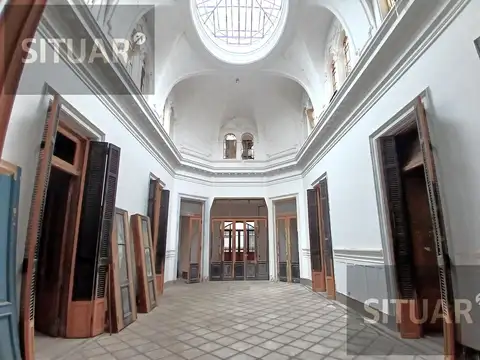 EXCLUSIVA Casa de 26 Ambientes en Monserrat con terraza, patio, parilla. Ideal usos múltiples