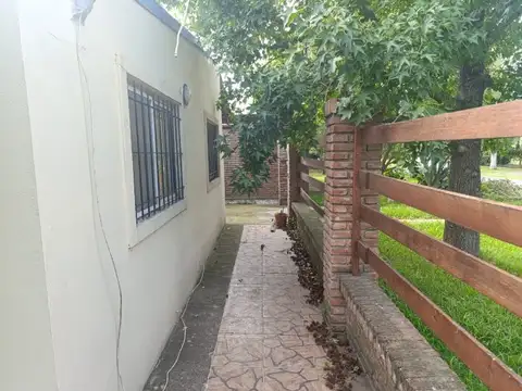 Casa con pileta y  parque arbolado en Andino, dos dormitorios
