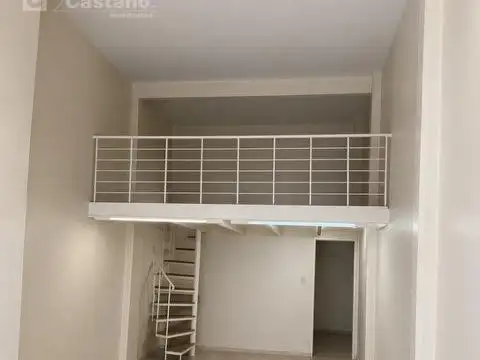 Excelente local comercial 38m2 con entrepiso y baño.