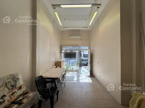 Excelente local comercial 38m2 con entrepiso y baño.
