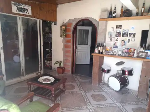 CASA en VENTA DE 4 AMBIENTES con patio en MORON