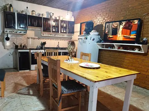 CASA en VENTA DE 4 AMBIENTES con patio en MORON