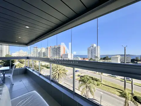 Con vistas a playa mansa y a metros del mar 