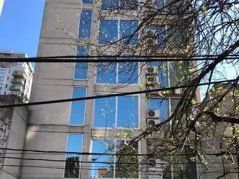 Oficina en alquiler con cochera cubierta ubicada a metros de Av. Libertador y Av. General Paz.