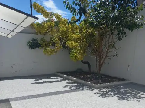 DEPARTAMENTO 2 AMBIENTES CON PATIO Y COCHERA