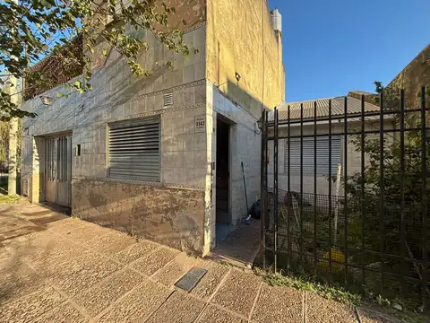 Venta casa 3 dormitorios y cochera a refaccionar