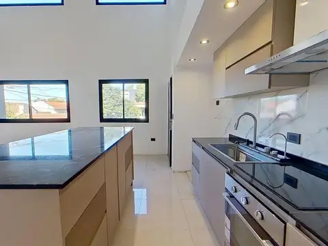 Triplex 3 ambientes con Jardín Parrilla y Cochera