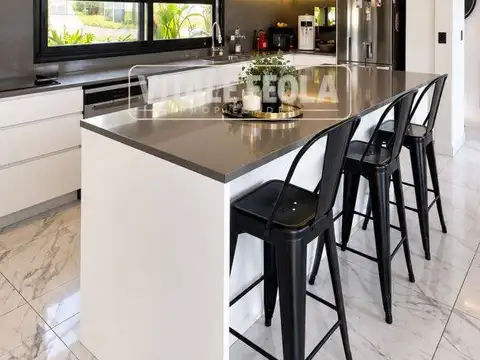 Casa en Alquiler con 4 cocheras