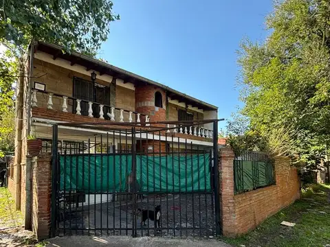 Casa 4 ambientes c/ cochera + Casa en construcción