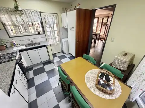 Dúplex 4 ambientes con entrada independiente.