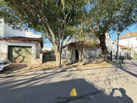 Casa en venta a refaccionar – 15,30 De frente × 13,95  m – A 2 cuadras de Av. Maipú