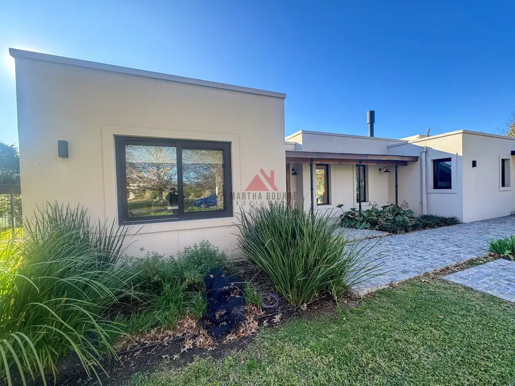 Casa - 164  m² Cubierta | 3 dormitorios | 3 años | 3 baños | 4 ambientes | 1 cochera