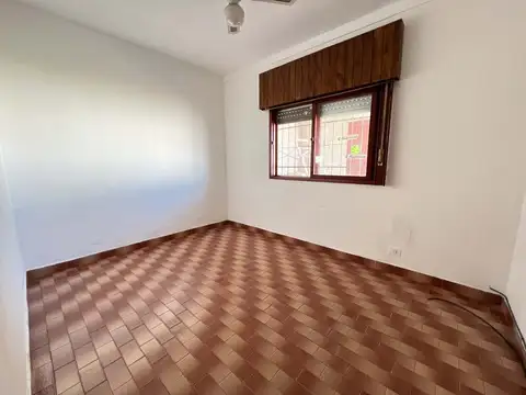 Casa 6 ambientes con 2 baños