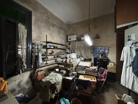 Venta. - Casa a Refaccionar. - Lote Propio - Buena Distribucion con Jardin y Pileta- Villa Urquiza