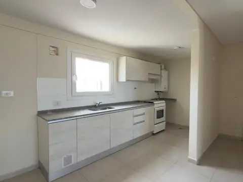 Depto Tipo Casa en Alquiler en Área Centro Este, $ 2.200.000