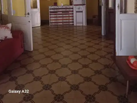 AMPLIA CASONA EN DOLORES, PLENO CENTO,ACEPTO PERMUTA, SALON TECHADO