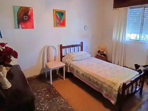 CASA EN BUEN ESTADO, DOS DORMITORIOS, AMPLIO TERRENO