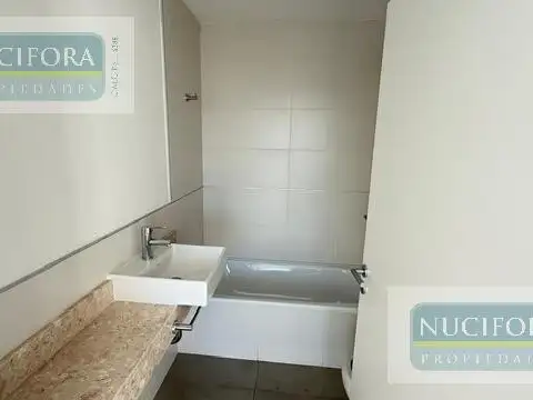 Oficina en Alquiler con 1 cochera