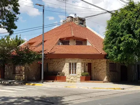 CASA EN VILLA DEVOTO CON GARAGE Y JARDIN