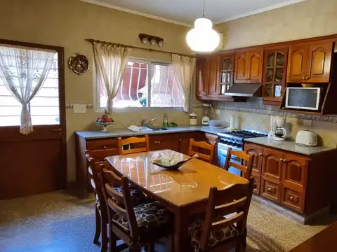 Casa 6 ambientes con 4 baños