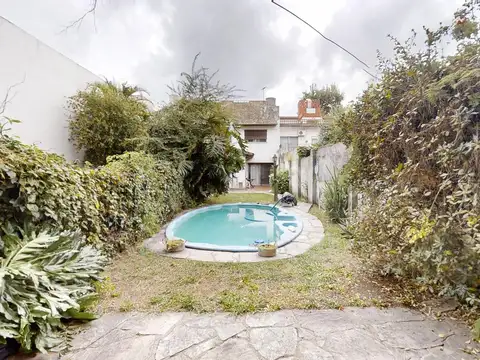 Casa en Venta de 4 Ambientes en Olivos con Cochera, Jardin y Pileta