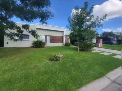 Casa en venta 5 ambientes Pilar del Este c/ pileta