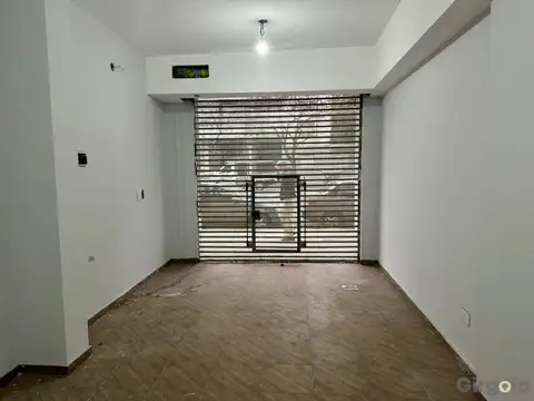 Venta local comercial con patio en Colegiales