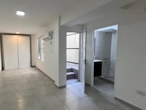 PH de 1 ambiente divisible en Planta baja con patio, incluye aire acondicionado frio/calor.