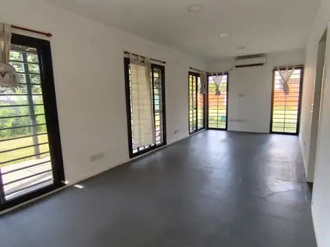 Casa en alquiler c/ cochera en Del Viso