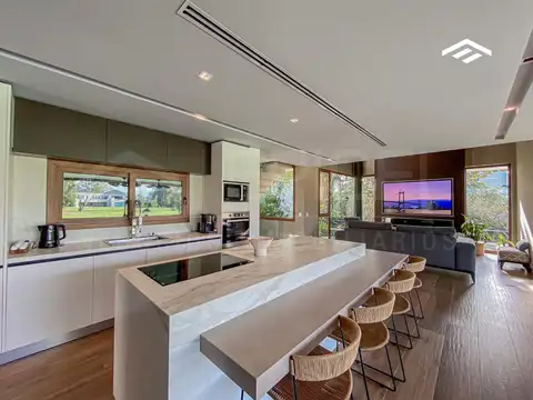 Casa en Venta con 2 cocheras